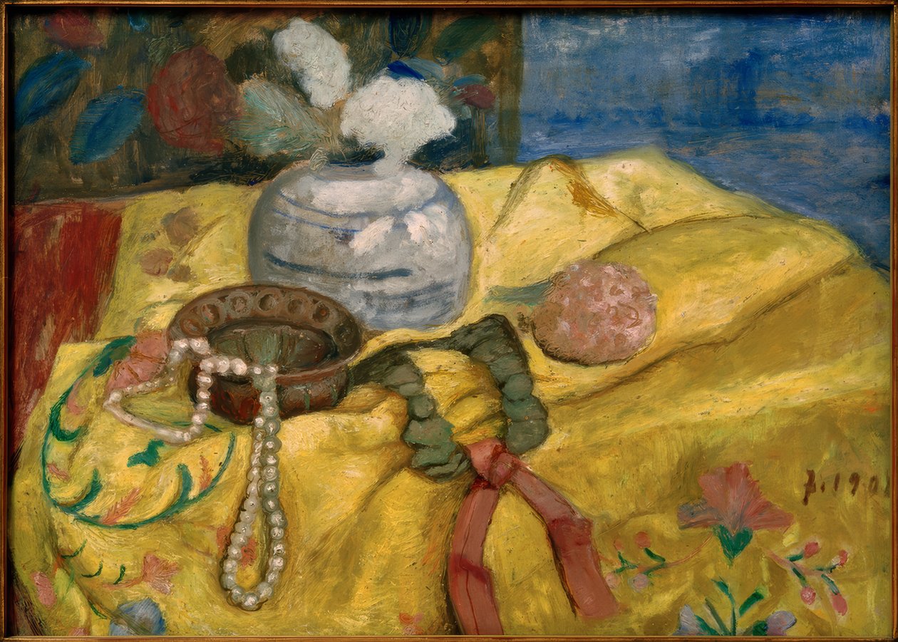 Stilleben med gult teppe og ingefærpotte med blomster av Paula Modersohn Becker