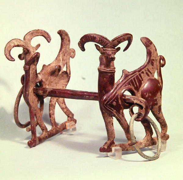 Hestebiter dekorert med to steinbukker, fra Lorestan, Iran av Period Neo Elamite