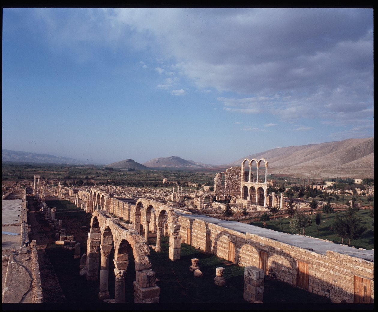 Utsikt over byen Anjar, 705-710 av Period Umayyad