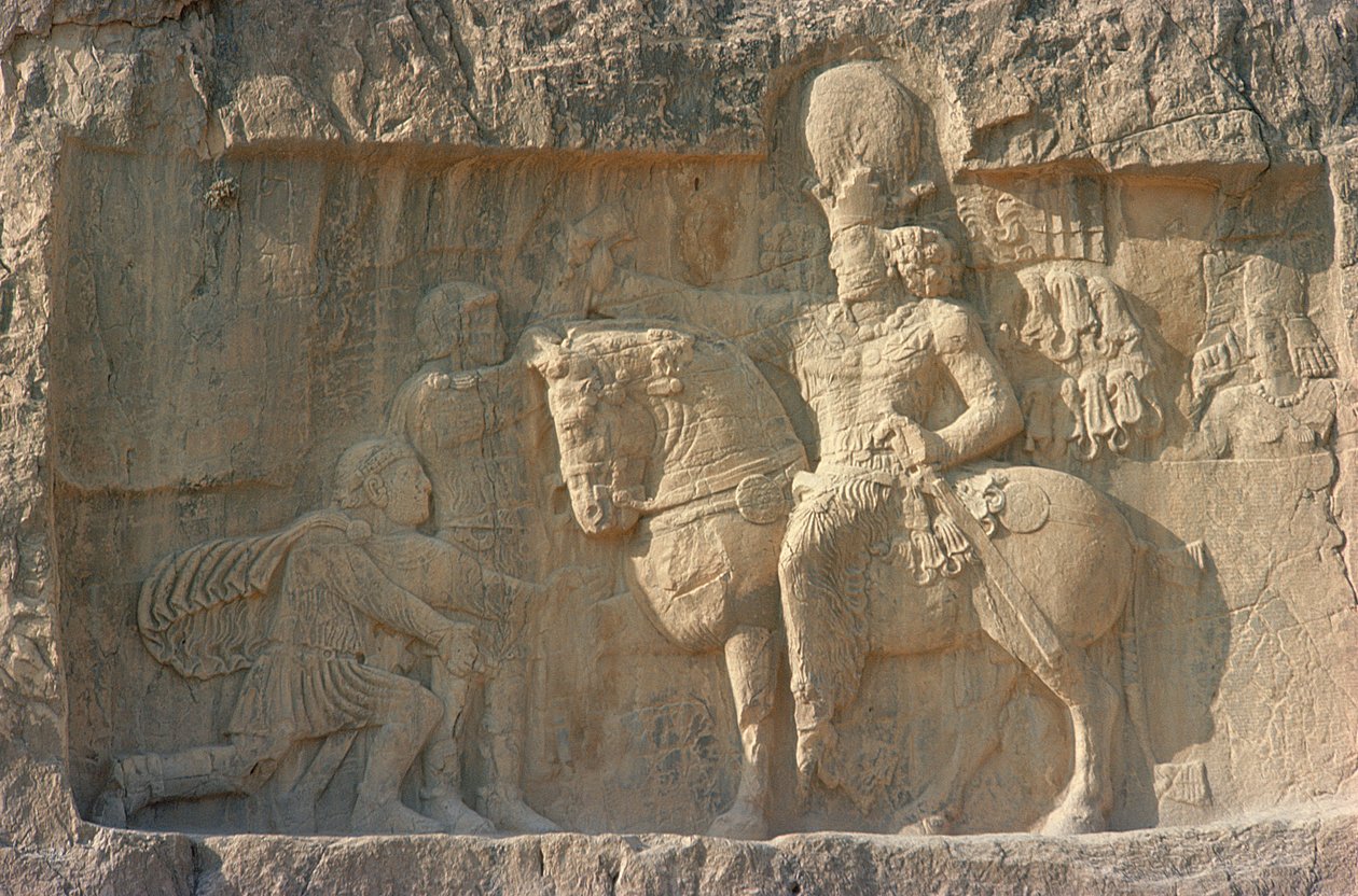 Relieff som viser kong Shapur I (241-272 e.Kr.) og den romerske keiseren Valerian (240-260 e.Kr.) Sassanian (kalkstein) av Persian