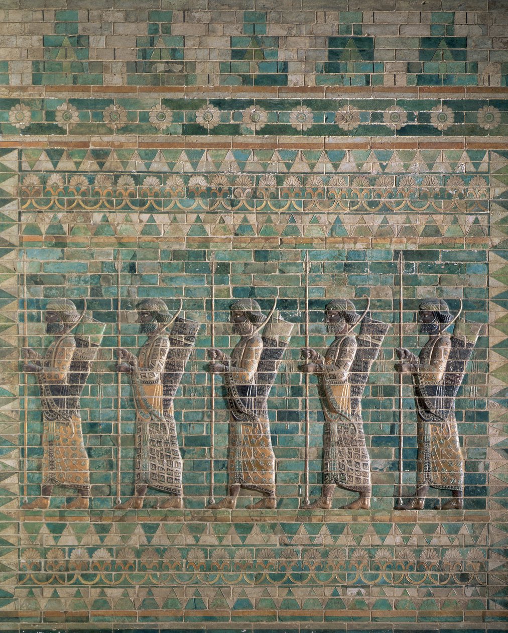 Frise av bueskyttere fra den persiske kongens vakt, fra palasset til Darius den store (548-486 f.Kr.) i Susa, Iran, Achaemenid Period, ca. 500 f.Kr. (polykrom glasert murstein) (se også 24958 og 71521) av Persian School