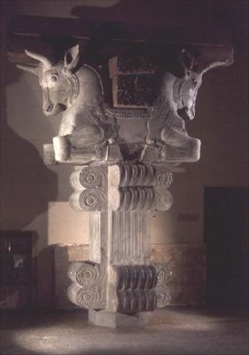 00317 Hovedstad i persisk stil fra en kolonne i Apadana, fra palasset til Darius den store i Susa, Iran, ca. 500 f.Kr. (kalkstein) (se også 162697) av Persian School