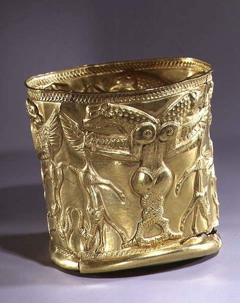 Beger dekorert med mytologiske skapninger, nordvest i Iran, ca. 1200-1100 f.Kr. (elektrum) (se også 229345) av Persian School