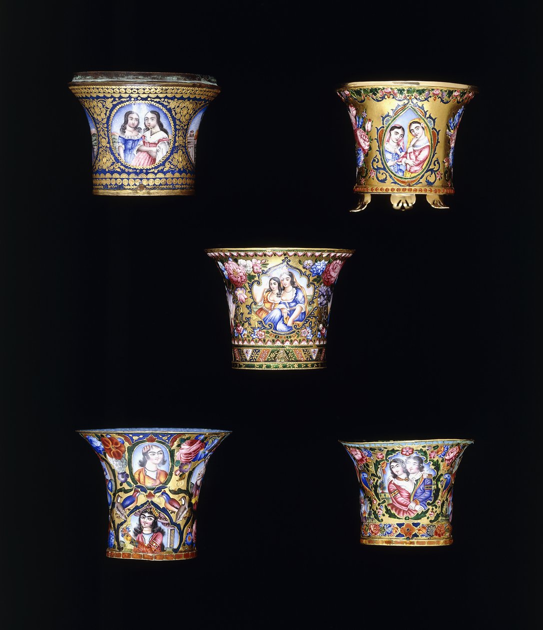 Et utvalg av Qajar-emaljerte gull nargileh-skåler, malt med enkle eller doble portrettpaneler, 1800-tallet av Persian School