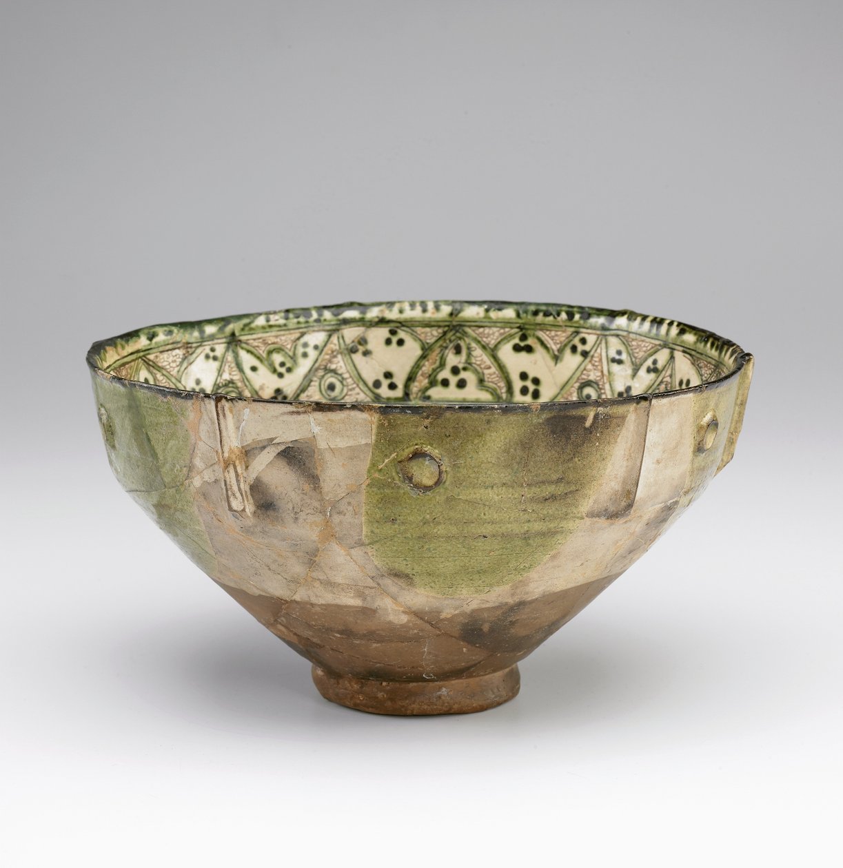 Skål, Amol, Mazandaran, Iran, 1000-1100-tallet (glasert leire) av Persian School