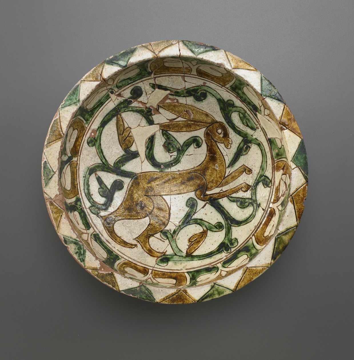 Skål, Seljud-dynastiet, 1100-1200-tallet (keramikk) av Persian School