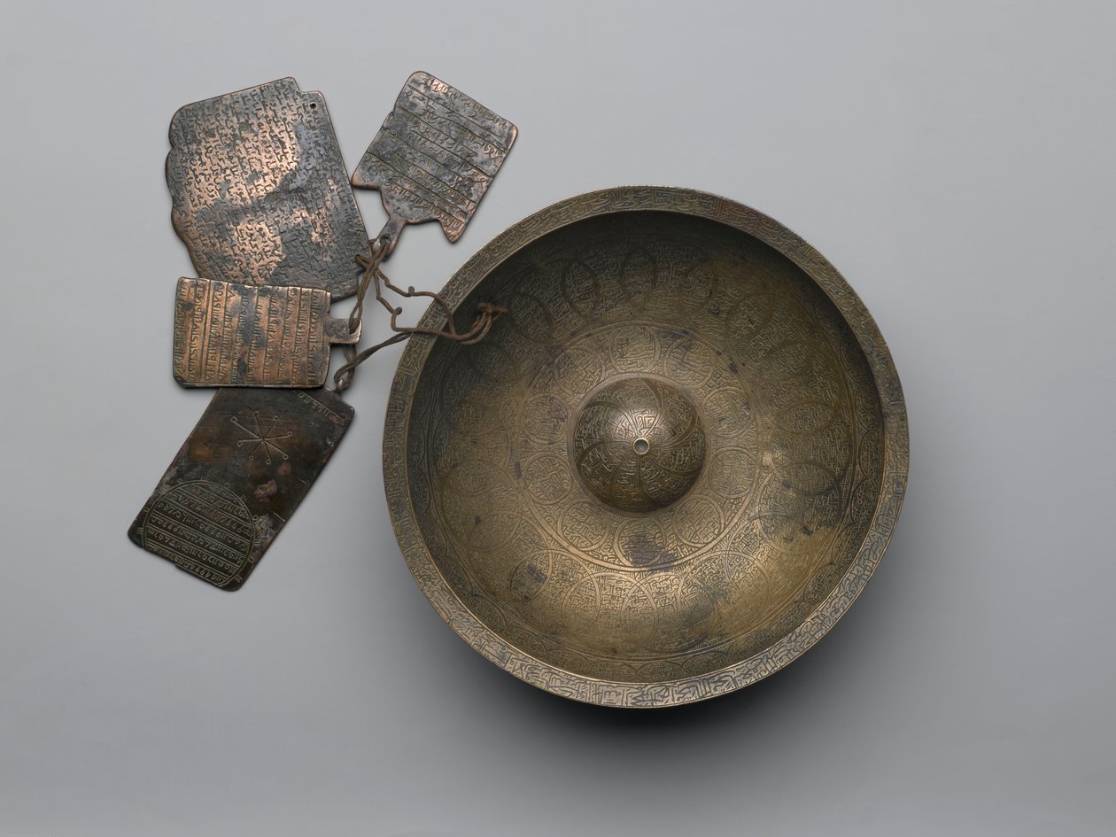 Chihil Kilid spådomsskål med inskripsjoner, stjernetegn og fire plaketter, 1679 (kobberlegering) av Persian School