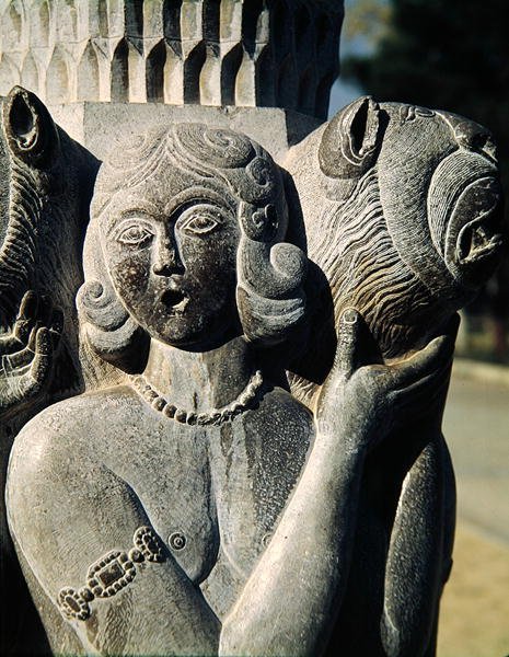 Detalj av en figur som holder en løve, Safavid-dynastiet (stein) av Persian School