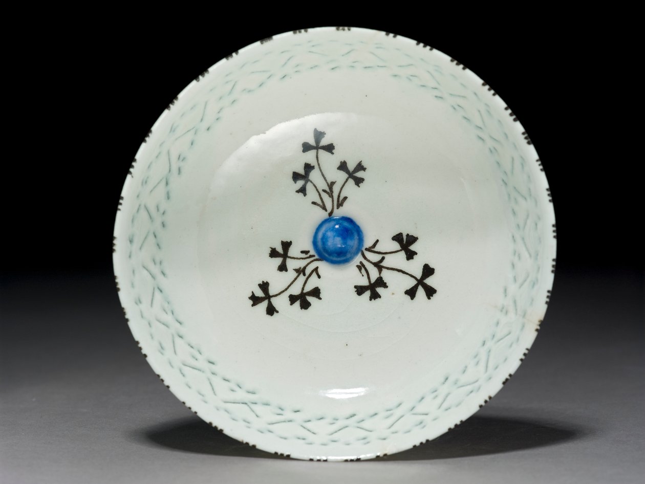 Gombroon Bowl, Iran, Safavid-perioden, (steinpasta med gjennomhullet dekor og svart underglasur) av Persian School