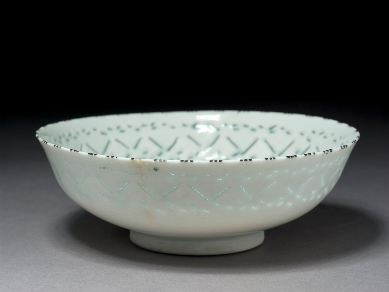 Gombroon Bowl, Iran, Safavid-perioden (steinpasta med gjennomhullet dekor og svart underglasur) av Persian School
