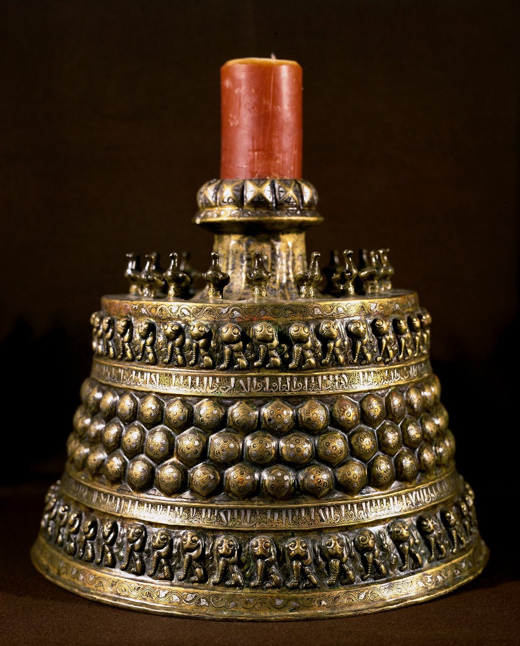Islamsk kunst: bronselysestake med sølvinnlegg. Persisk kunst fra 1100-tallet. Kairo, museum for islamsk kunst av Persian School