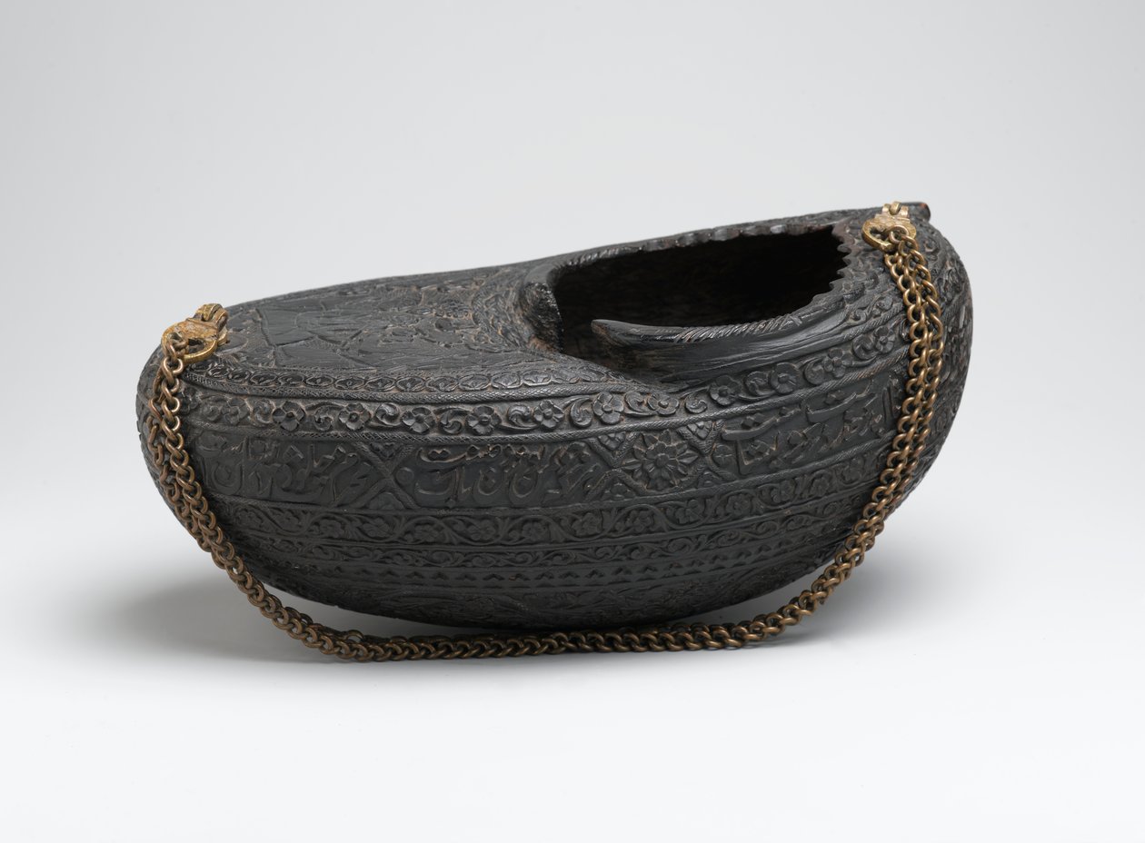 Kashkul, eller tiggerskål, med portrett av dervisjer og en montert falkoner, Iran, 1880 (coco de mer skall og kjede) av Persian School