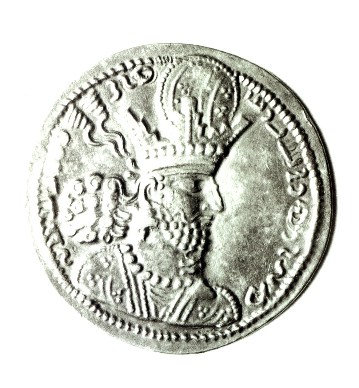 Forsiden av en mynt som viser profilen til Shapur II (310-79), Sassanian (sølv) (se 162414 for bakside) av Persian School