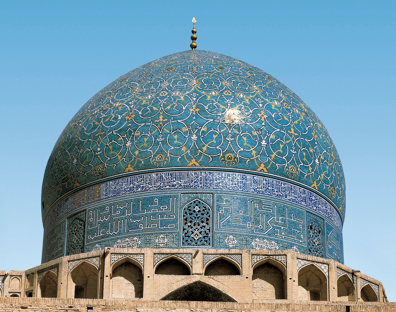 Persisk arkitektur (Safavid): kuppelen til den kongelige moskeen (eller Masjid I-Shah): detalj av keramikken fra inngangen. 1612-1630. Isfahan (Isfahan eller Espahan, Esfahan), Iran. av Persian School
