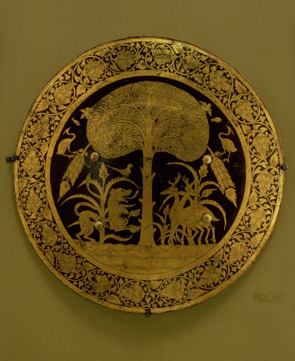 Tallerken med en kant av stiliserte blomster rundt en scene med eksotiske dyr under et spredende tre (forgylt bronse) av Persian School