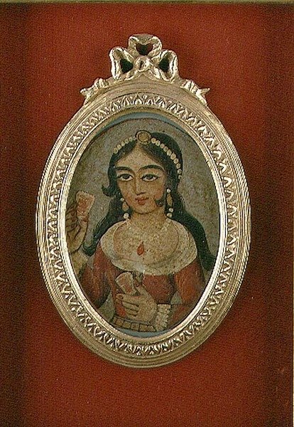 Qajar bysterundell som viser en utsmykket kvinne (olje på lerret) av Persian School