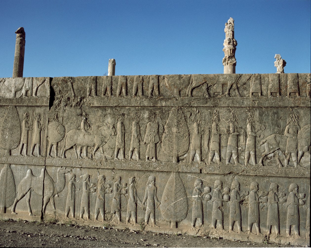 Underdanige folk tilbyr gaver til Darius I. Relieffer av den østlige trappen til Apadana, 600-tallet f.Kr. av Persian School