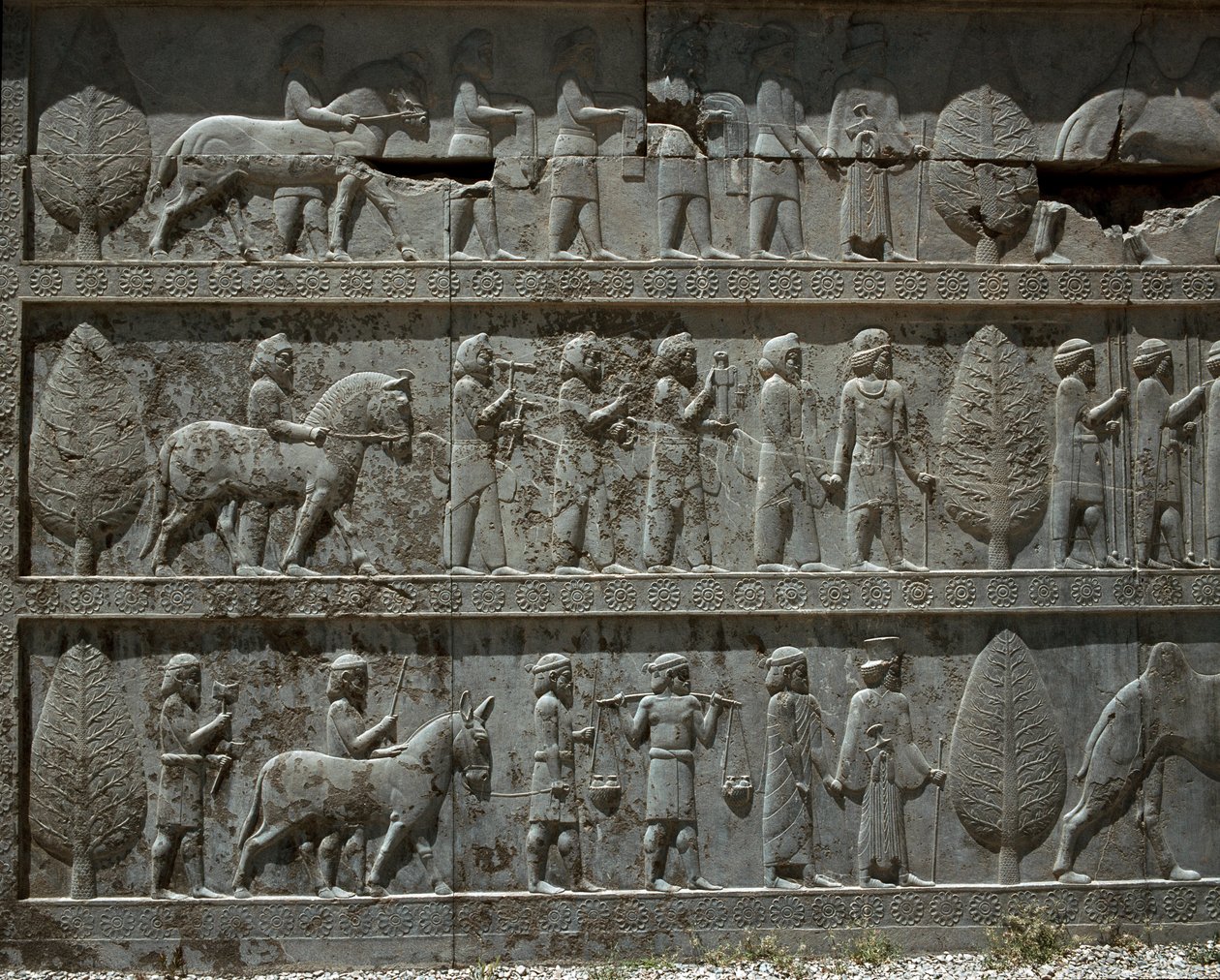 Underdanige folk tilbyr gaver til Darius I. Relieffer av den østlige trappen til Apadana, 600-tallet f.Kr. av Persian School