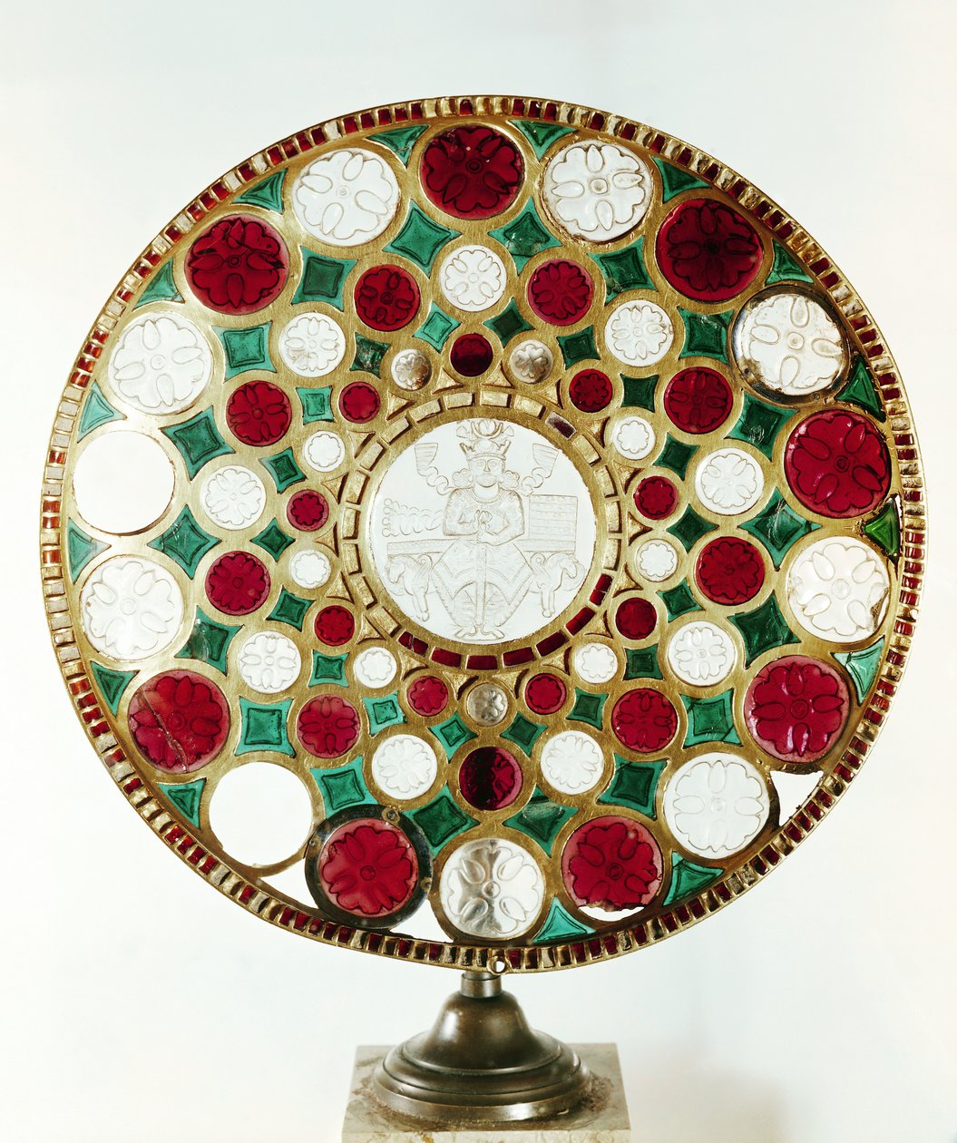 The Cup of Salomon, med et relieff av en konge, Sassanian Period (226-651) (gull, bergkrystall, granat og grønt glass) av Persian School