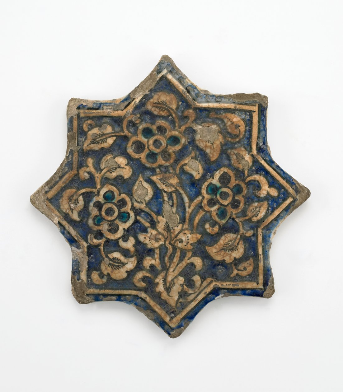 Flis i åttespisset stjerneform, Il-Khanid-perioden, 1256-1335 (steinpasta, støpt og malt under gjennomsiktig glasur) av Persian School