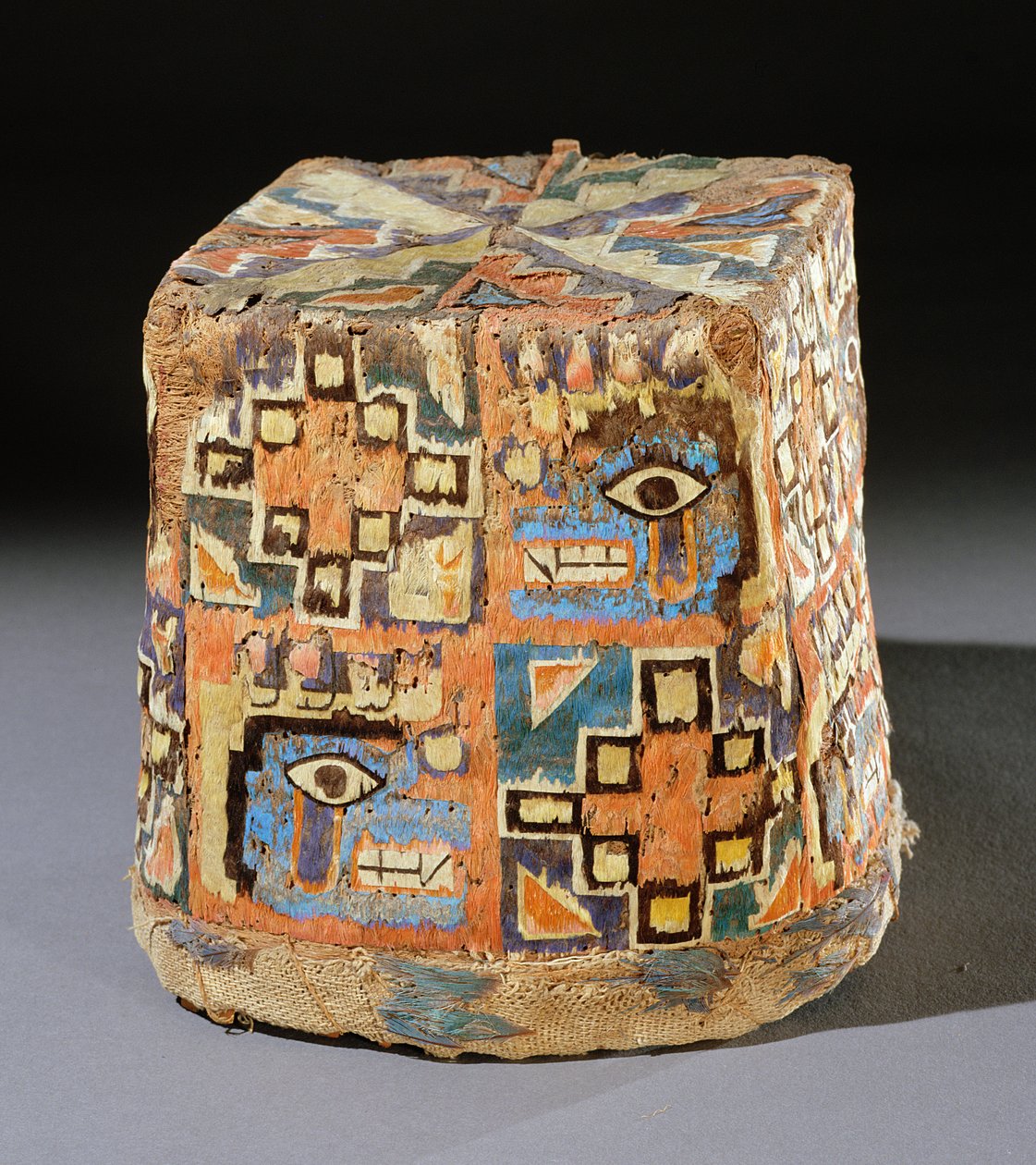 Hat, fra Wari (stoff, siv og fjær) av Peruvian School