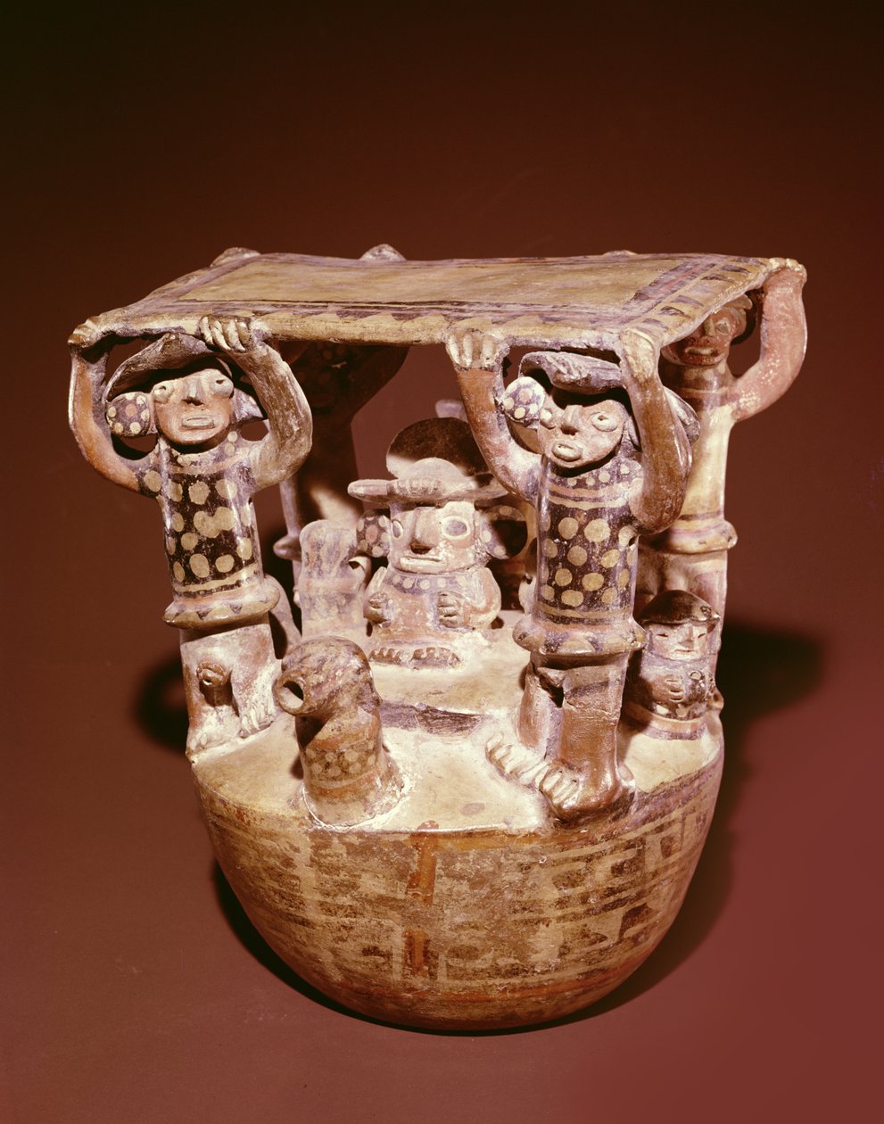 Guddom på tronen med baldakin støttet av hoffmenn, Recuay Culture (keramikk) av Peruvian School