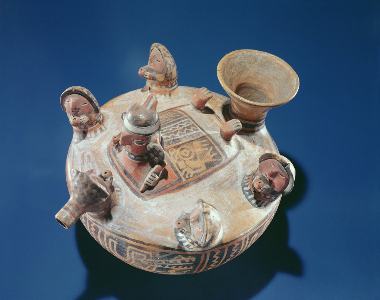 Guddom med kvinner som tilbyr drinker, Recuay Culture (keramikk) av Peruvian School