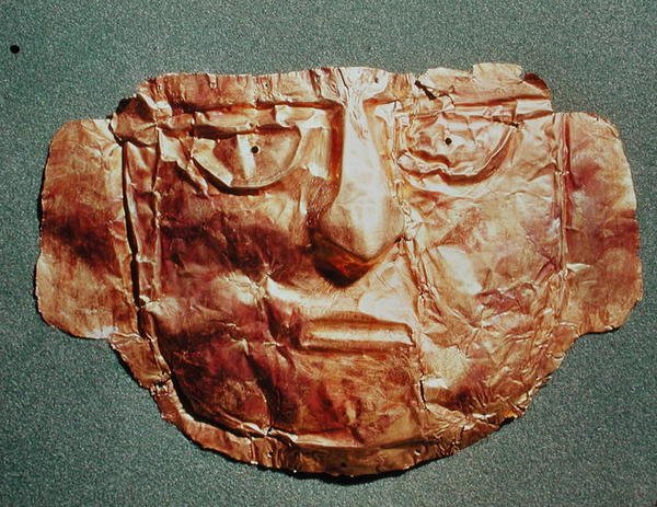 Mummimaske, fra Peru (gull) av Peruvian School