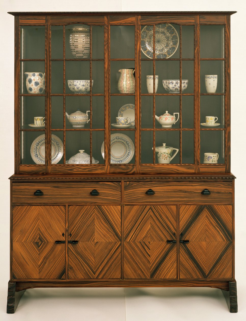 Bokhylle designet av Peter Waals (1870-1937) etter Ernest Gimson, laget av Ernest Smith, 1936-7 (ibenholt) av Peter van der Waals