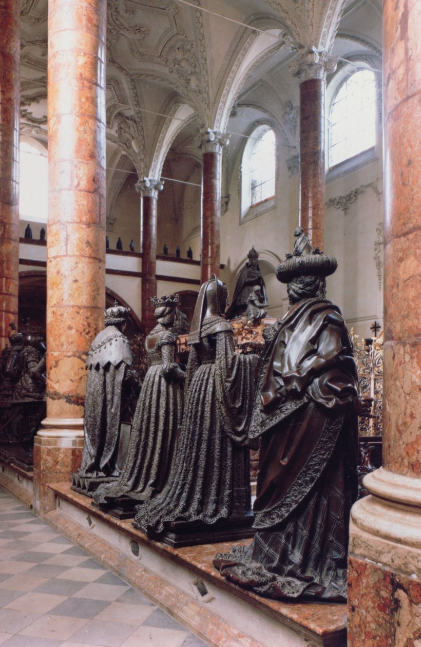Graven til Maximilian I (1459-1519) utsikt over fire bronsefigurer av sørgende, muligens forfedre, slektninger eller samtidige, designet tilskrevet Gilg Sesselschreiber av Peter (workshop of) Vischer