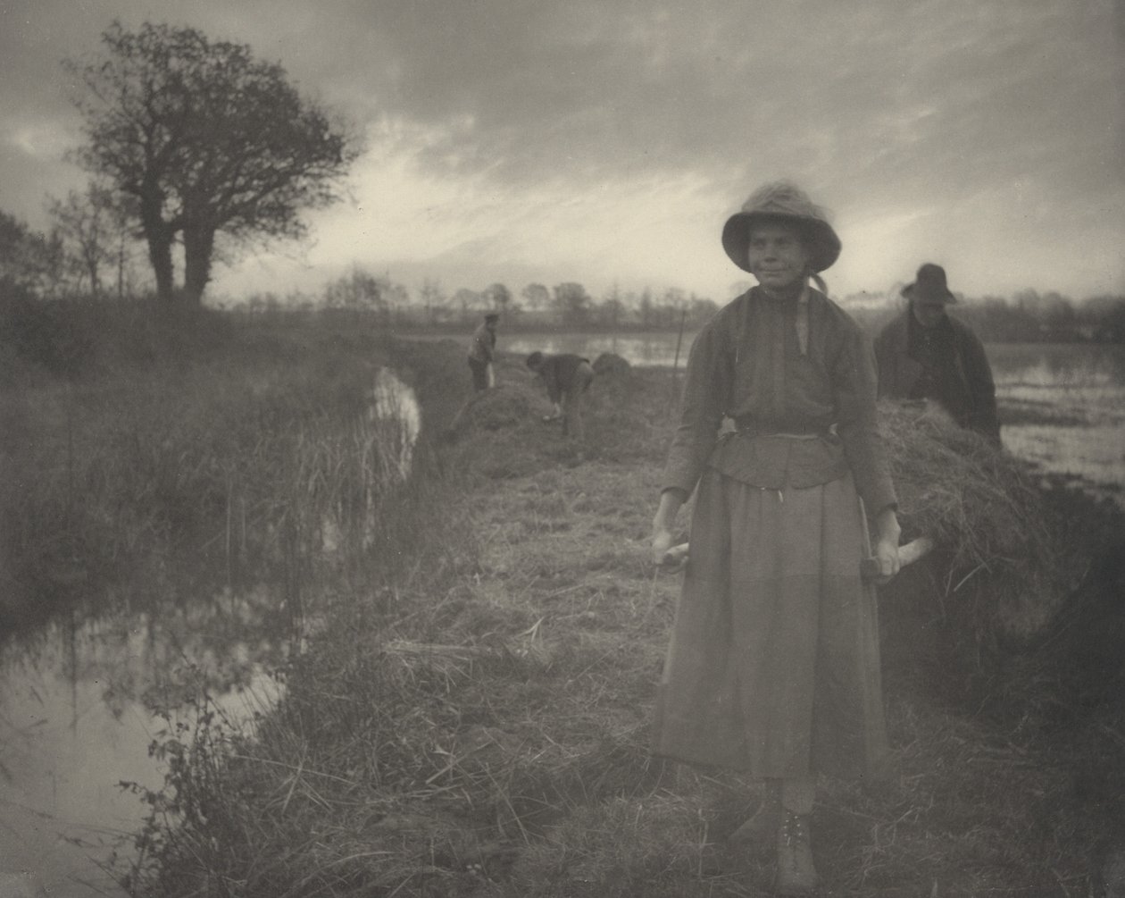 Poling the Marsh Hay, 1886. Skapere: Dr Peter Henry Emerson, Thomas Frederick Goodall. av Peter Henry Emerson, Thomas Frederick Goodall