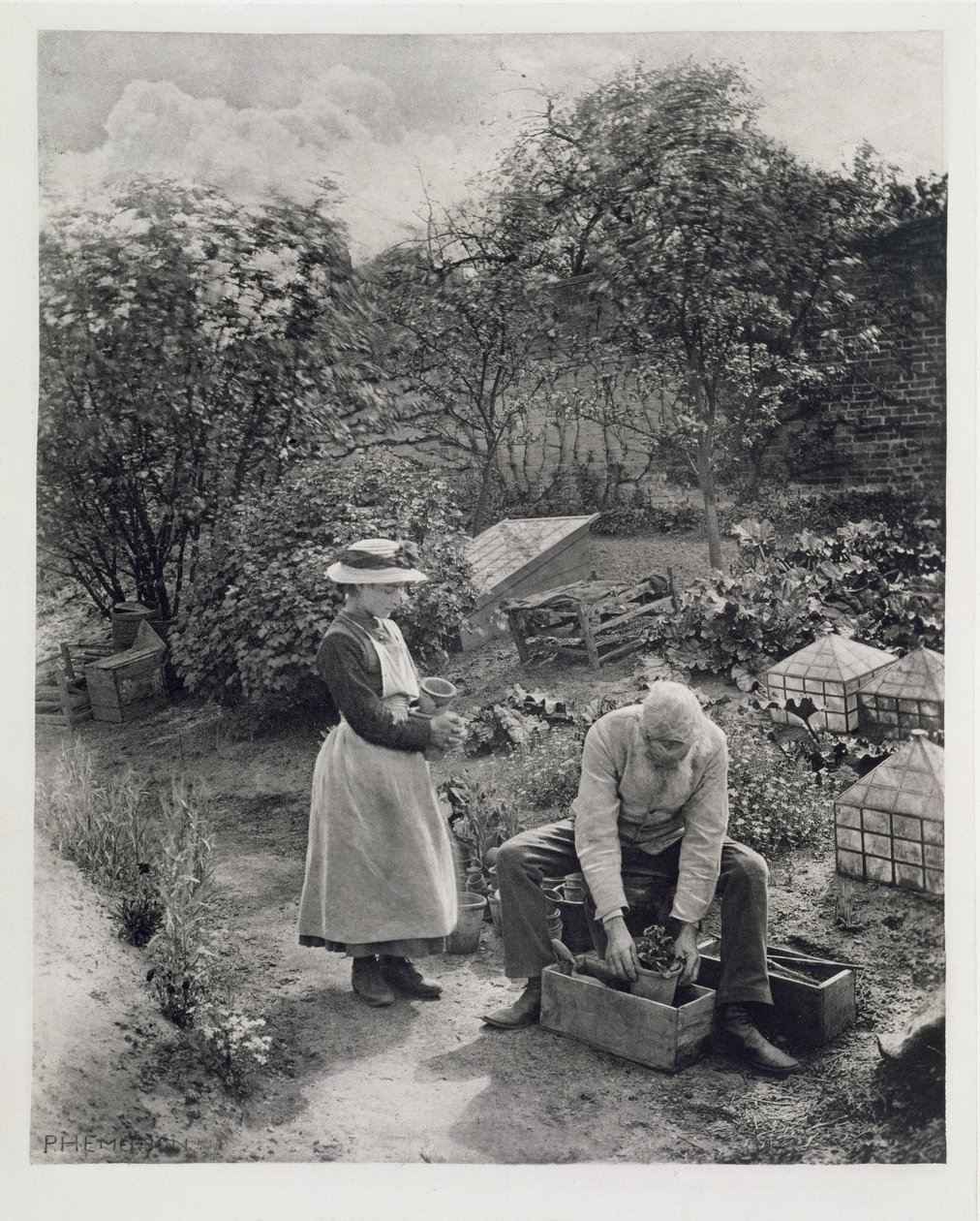 En gammel mann og hans datter hagearbeid av Peter Henry Emerson