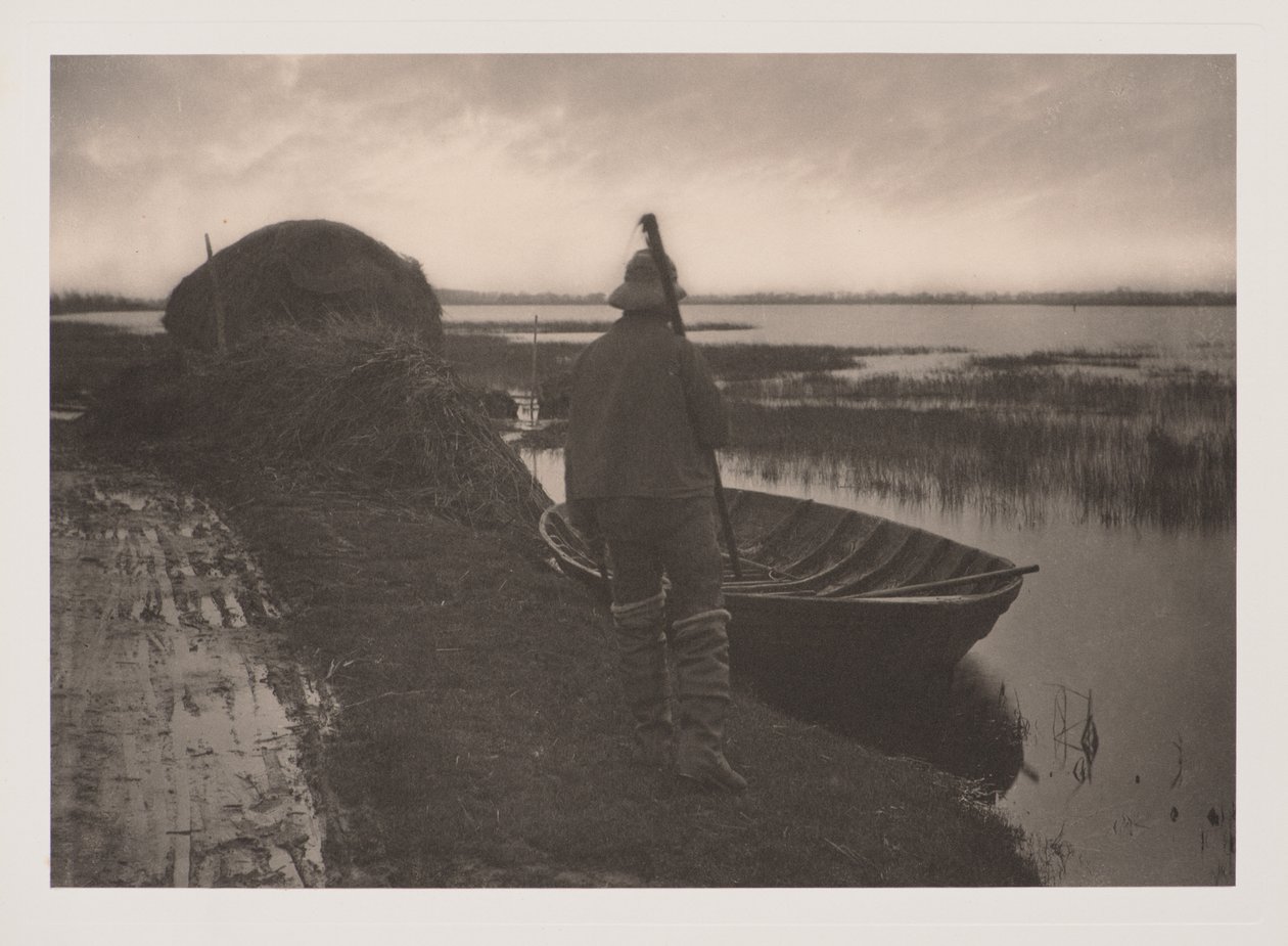 Mann fra myrene på vei for å skjære sivstrø, fra Liv og landskap i Norfolk Broads av Peter Henry Emerson