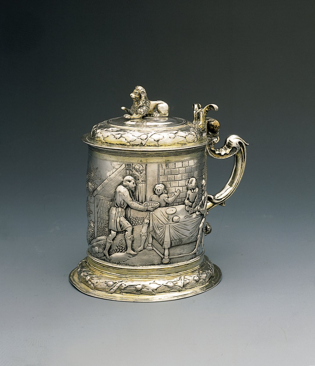 Tankard, kroppen avviser og jages med Jakob som bryter med engelen, og Abraham og Sara som gjestet treenigheten, Danzig, ca. 1690 (pakke forgylt sølv) av Peter III Rohde