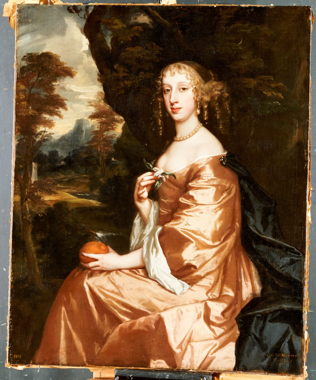 Portrett av Lady Penelope Nicholas, som holder en appelsin i et landskap av Peter Lely