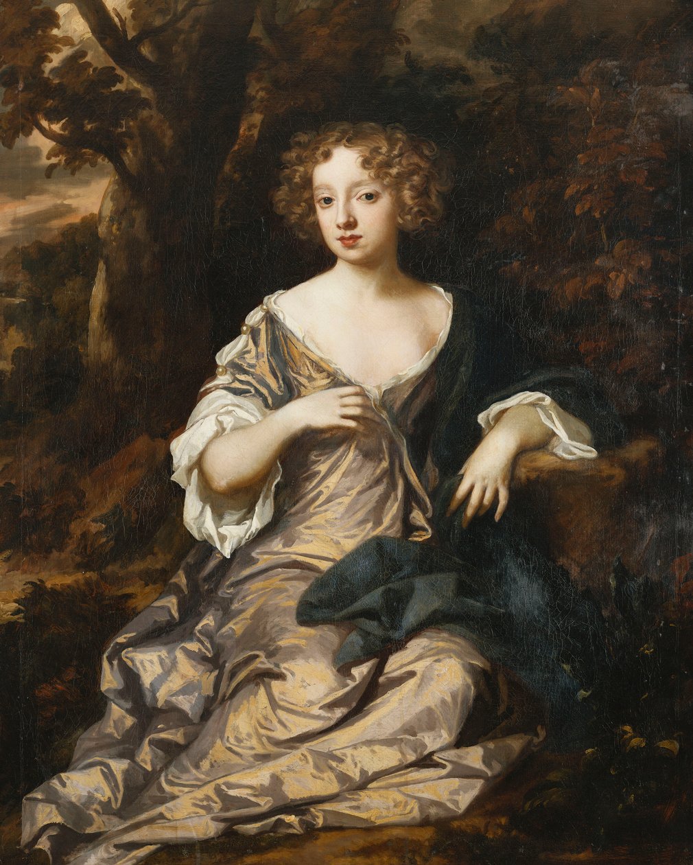 Portrett av en dame, sittende i full lengde, i et skogslandskap, iført en fiolett silkekjole med hvite ermer og pyntegjenstander, av Peter Lely