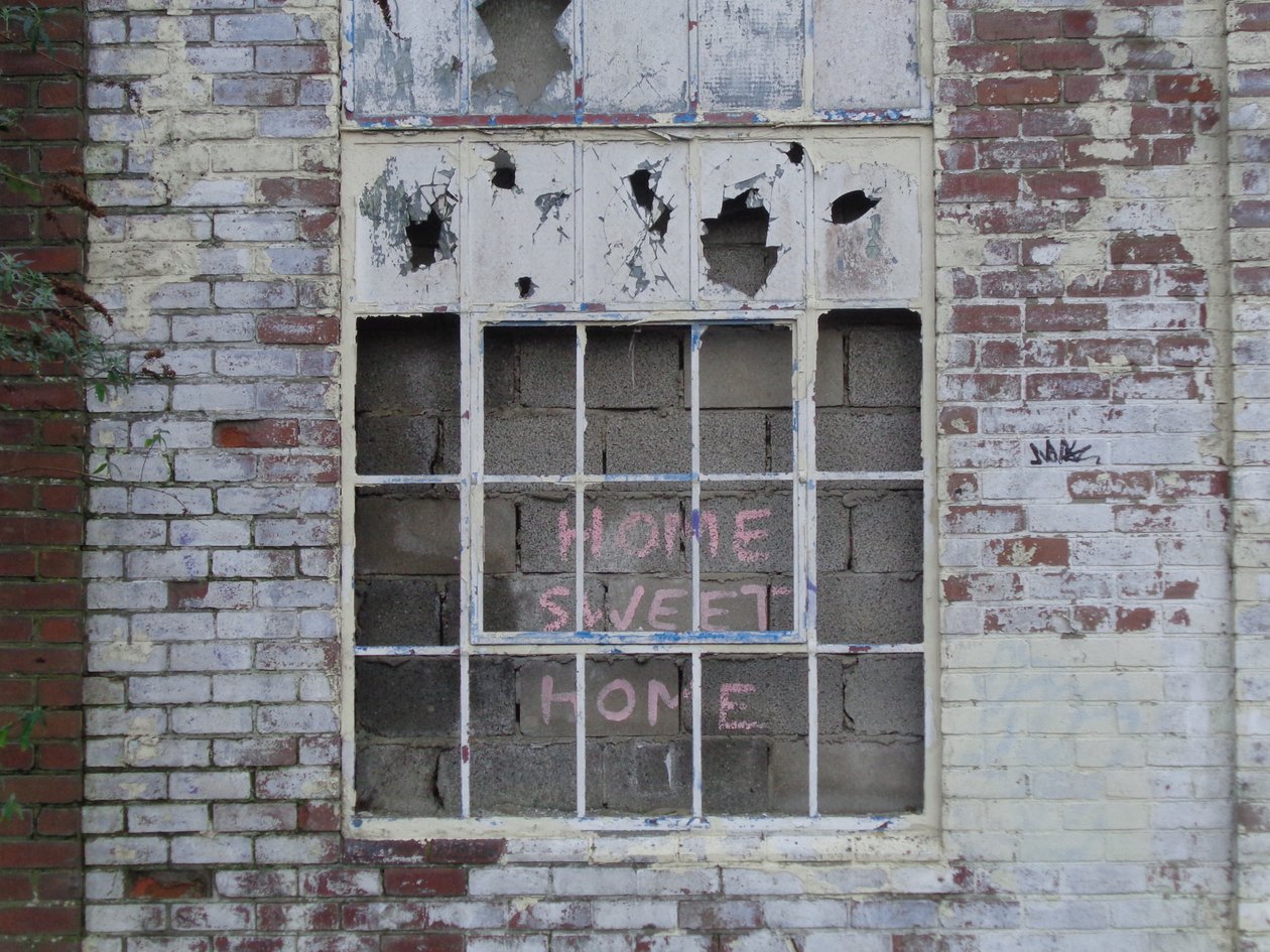 NEWCASTLE HOME-SWEET-HOME, 2016, (FOTO) av Peter McClure