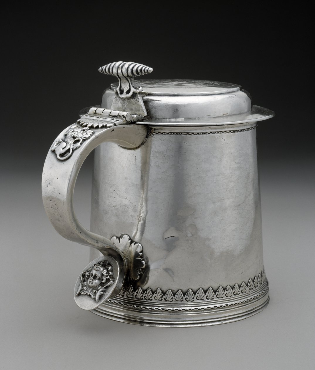 Tankard, ca. 1710 (sølv) av Peter Van Dyck