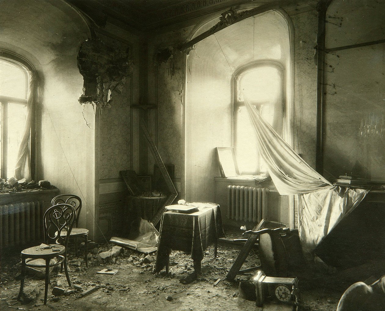 Den russiske revolusjonen i 1917: Interiøret i Chudov-klosteret i Kreml i Moskva etter bombardementet i november 1917. Fotografi av Pjotr ​​Petrovitsj Pavlov (1860-1925) av Petr Petrovich Pavlov