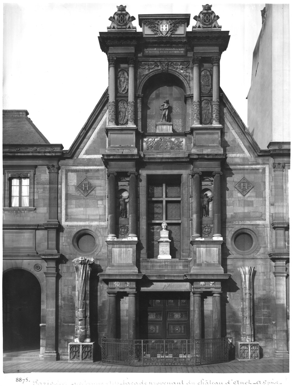 Sentral del av hovedfasaden, fra Chateau of Anet, i gårdsplassen til Ecole des Beaux-Arts, 1547-52 (se også 162439) av Philibert Delorme