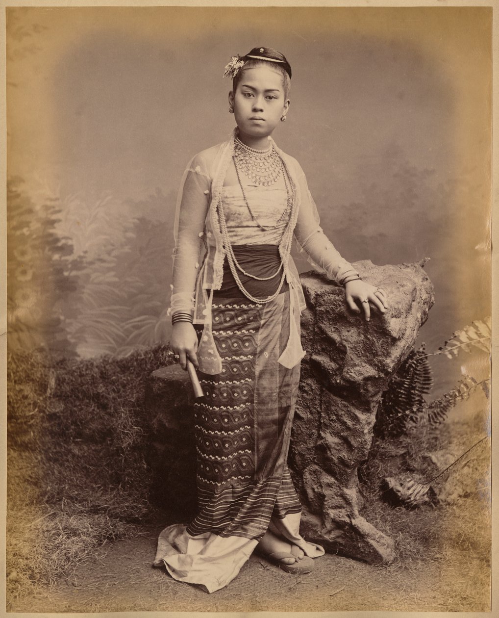 Ung burmesisk jente, ca. 1875 (albumtrykk) av Philip Adolphe Klier