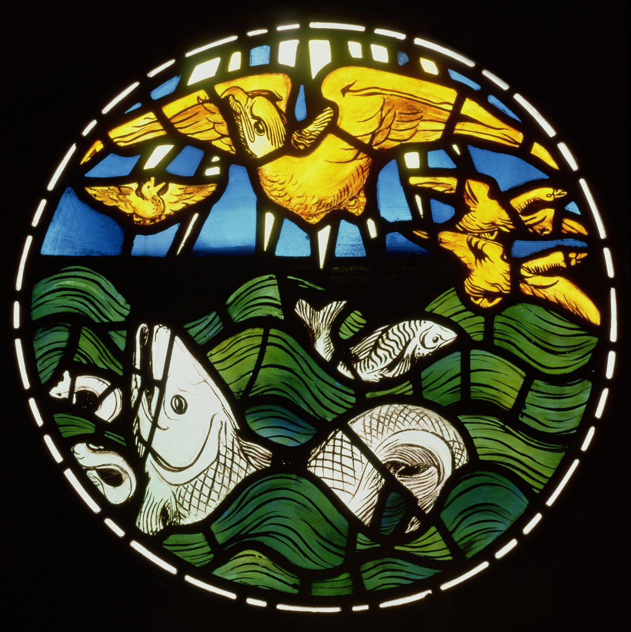 Fugler og fisker, detalj fra Creation Window, 1861 (farget glass) (se 120153) av Philip Webb