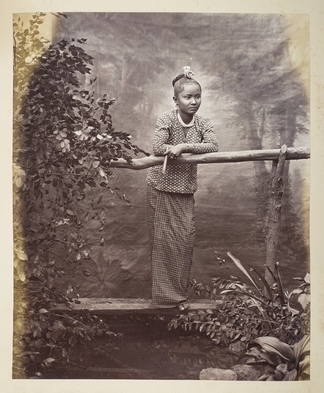Portrett av en burmesisk jomfru, Fotograf: Klier, Philip Adolphe Gladstone Collection av Philip Adolphe Klier