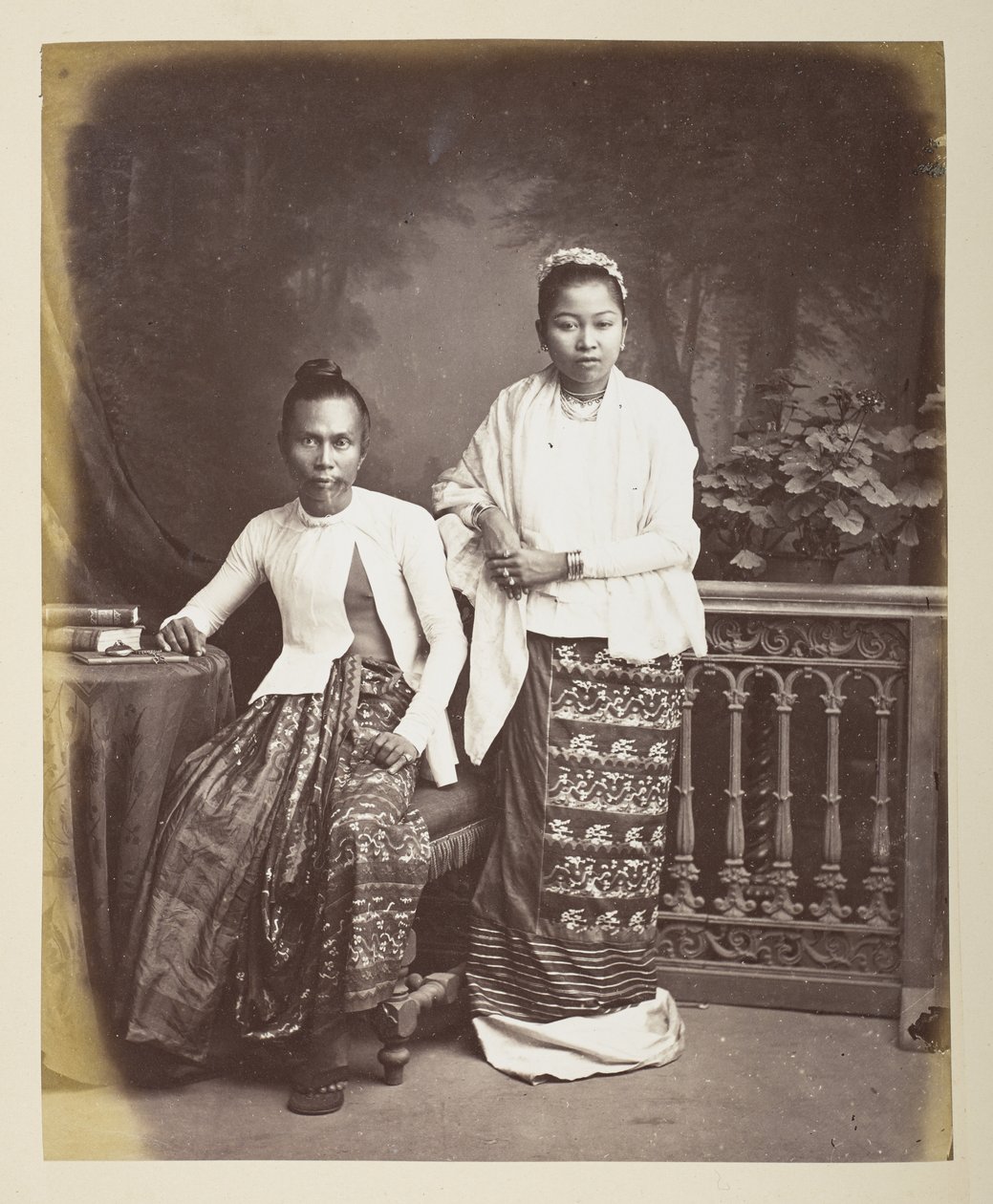 Portrett av en burmesisk mann og kone, Fotograf: Klier, Philip Adolphe Gladstone Collection av Philip Adolphe Klier