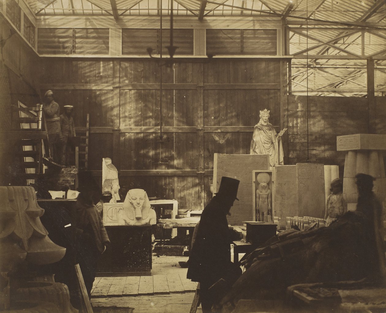 [Store med håndverkere og gipsavstøpninger, Crystal Palace], 1852. av Philip Henry Delamotte