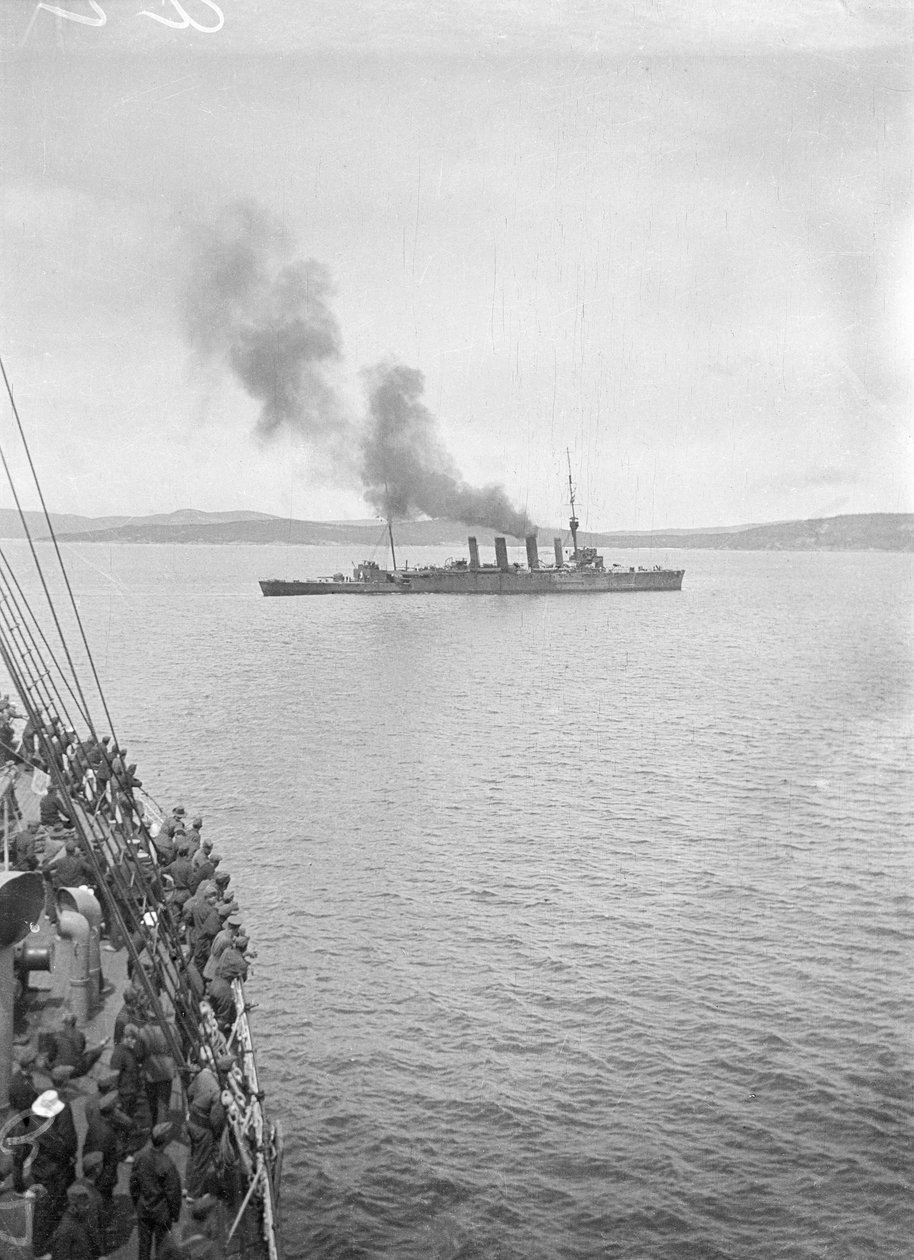 HMAS Melbourne eller HMAS Sydney i King George Sound, Albany WA, ca. oktober 1914 (bw-bilde) av Phillip Frederick Edward Schuler