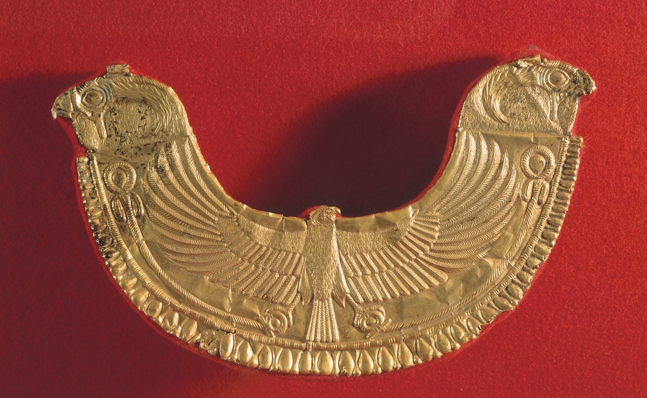 Pectoral ornament med ender i form av et falkehode og dekorert med en falk som bærer to palmetrær, fra graven til kong Ip Abi Shemu ved Byblos ca. 1800-1700 f.Kr. (gull) av Phoenician