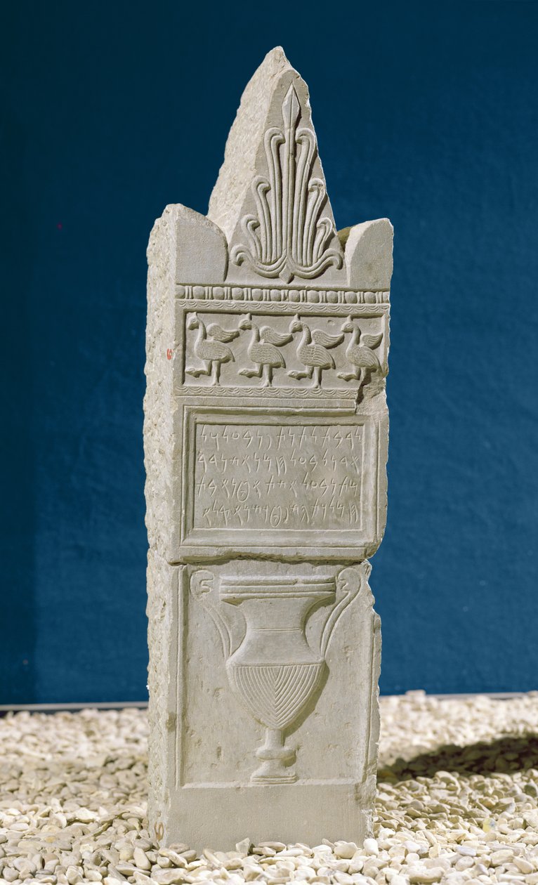Votivstele med trekantet pediment, 830-146 f.Kr. (kalkstein) av Phoenician