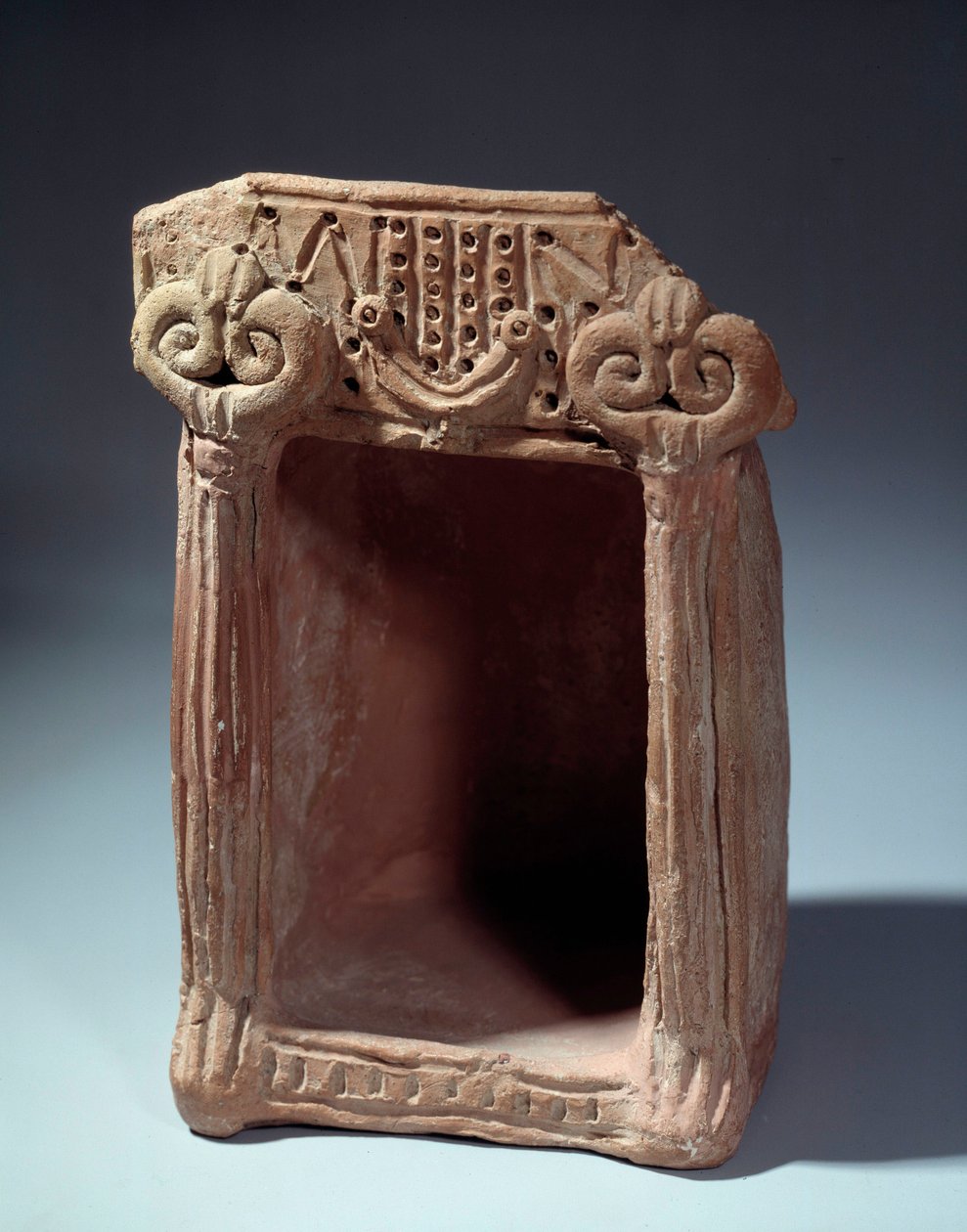 Orientalsk antikvitet: terrakottahjemlig helligdom for å ære avguder. 9. århundre f.Kr. Fra Tell el Far'ah (tidligere Tirsa), Phoenicia. Paris, Louvre-museet av Phoenician
