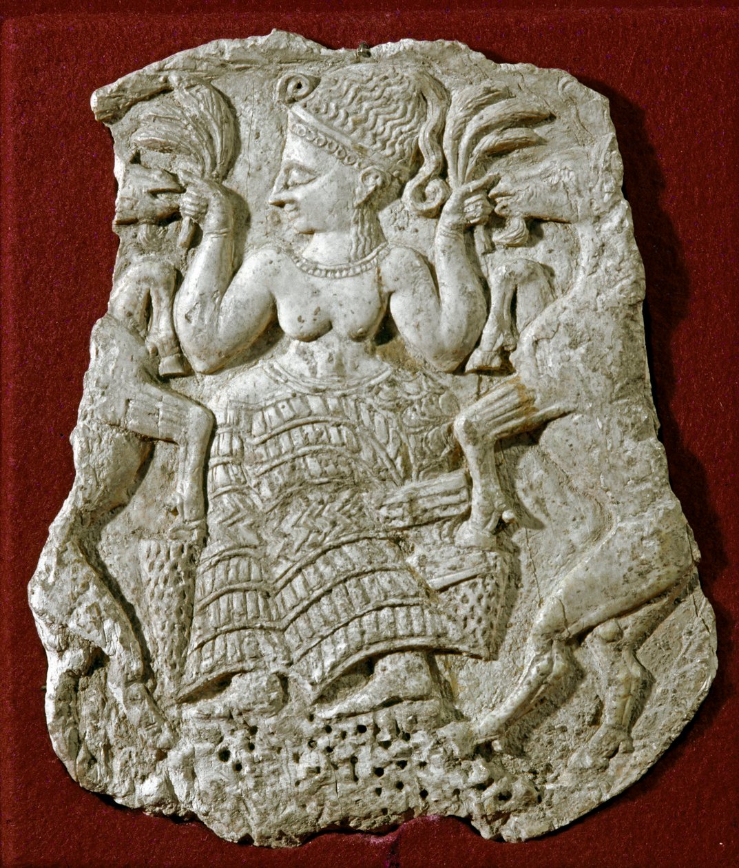 Fønikisk kunst: utskåret elfenbenspyksiddeksel, som representerer en mykensk fruktbarhetsgudinne som nærer geiter. Rundt 1250 f.Kr.. Fra Twink El Beida. Dim 13 cm Paris, Louvre-museet av Phoenician